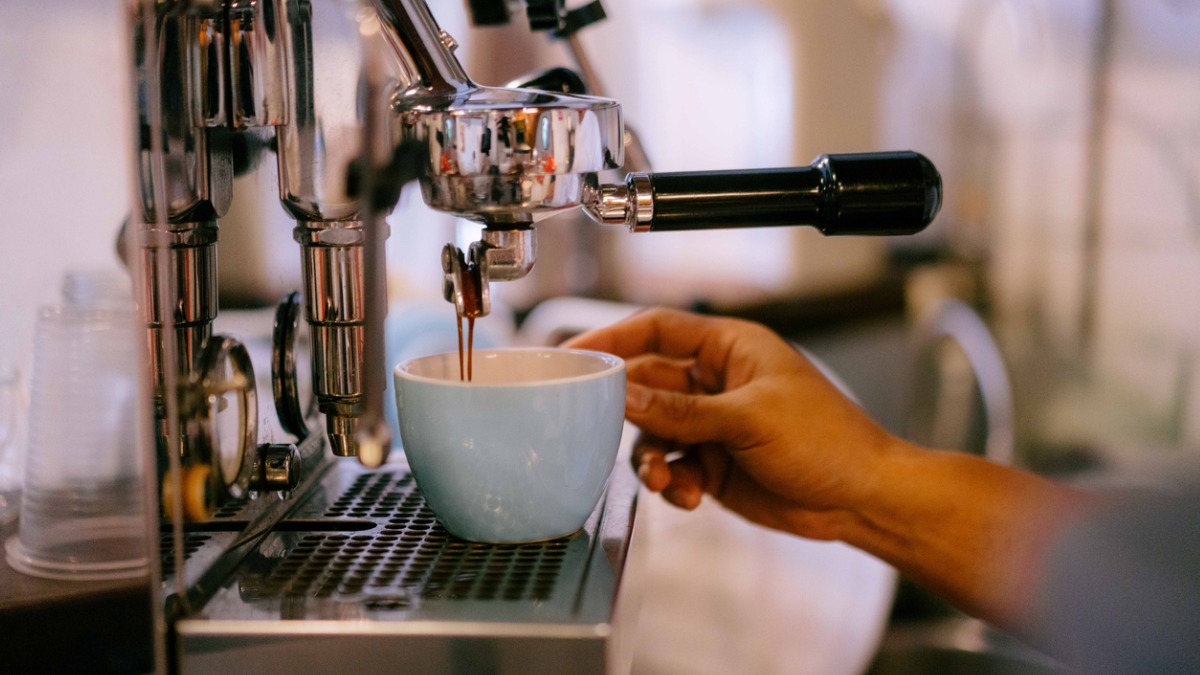 personne preparant un espresso 